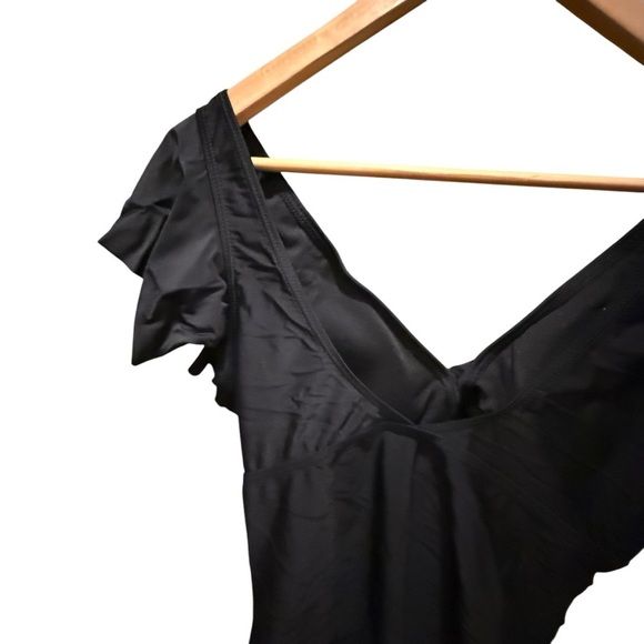 Elegant Womens Black Ruffled swimsuit with a cut out middle Size XL Beach - Picture 6 of 12